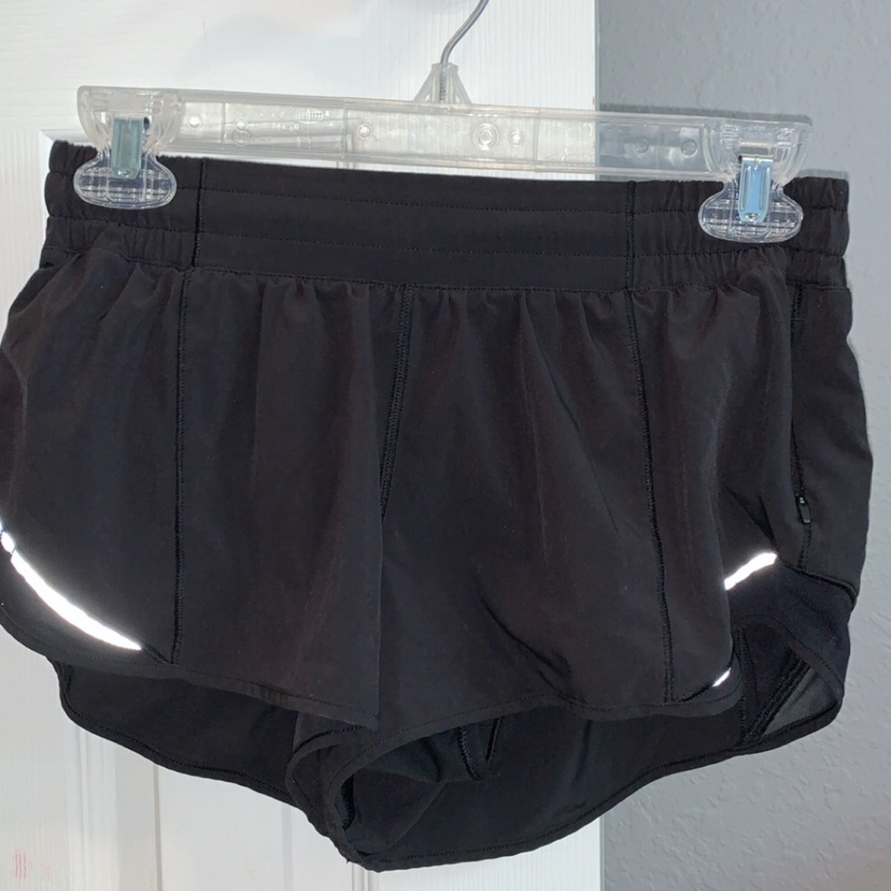 lululemon hotty hot 2.5 inch shorts